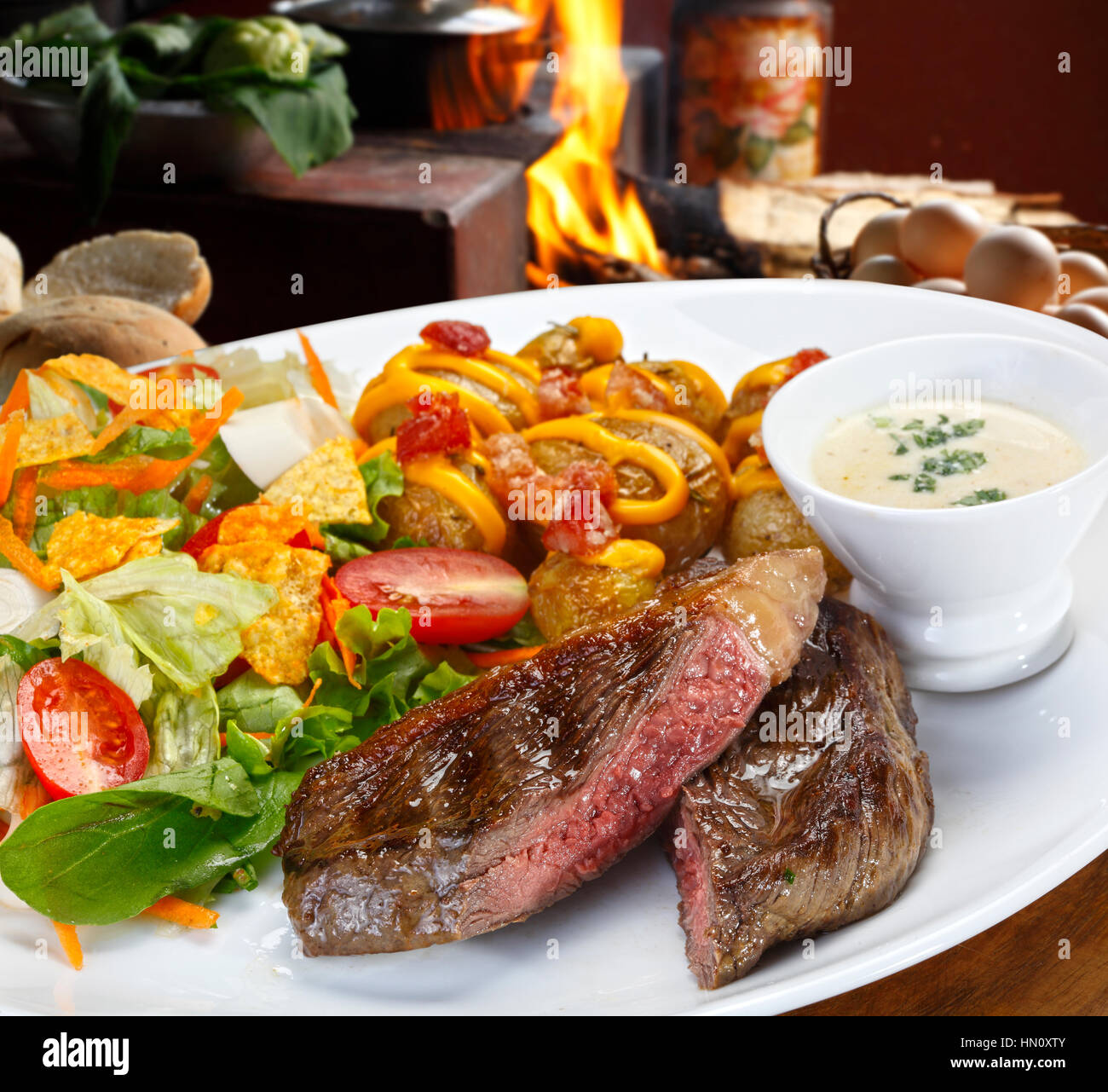 Rôti de bœuf, de légumes et de la purée de pomme de terre Photo Stock