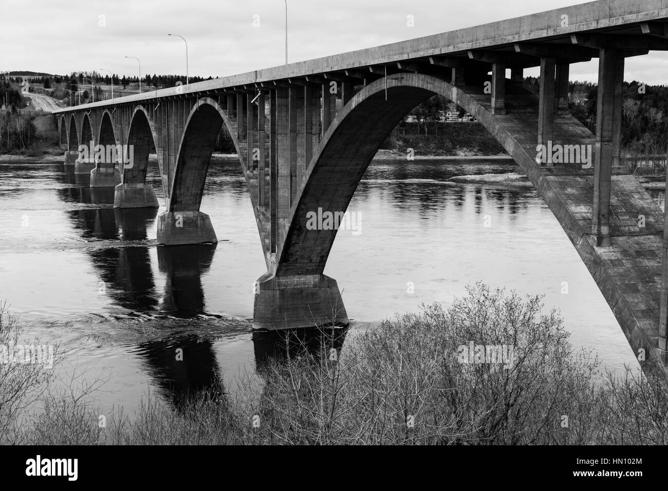 La route 2 pont en arc en béton de l'autre côté de la rivière Saint-Jean à Hartland, au Nouveau-Brunswick, Canada. Banque D'Images