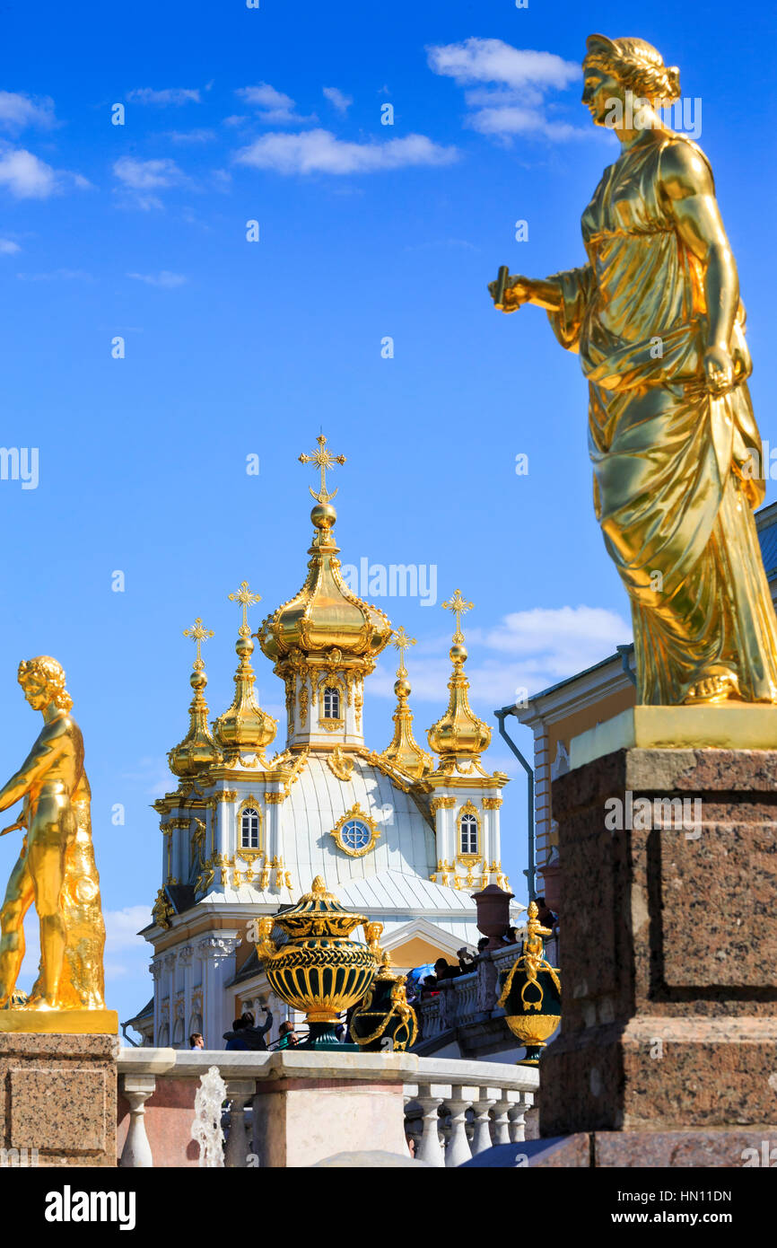 Statues et fontaines d'or de la grande cascade, Peterhof, Saint-Pétersbourg, Russie Banque D'Images