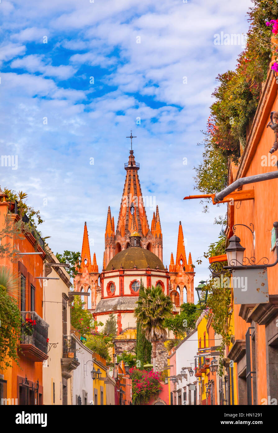 Parroquia Rue Aldama église clocher coupole de l'archange San Miguel de Allende, Mexique. Parroaguia créé en 1600. Banque D'Images