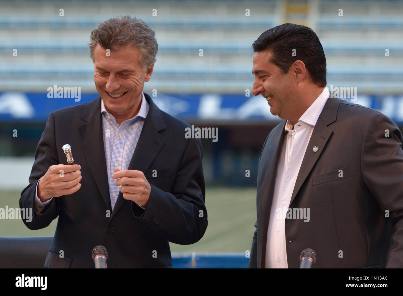 BUENOS AIRES, ARGENTINE - DEC 2, 2015 : Président de l'ARGENTINE Mauricio Macri (L) et le président de Boca Juniors' Daniel Angilici (R). Banque D'Images