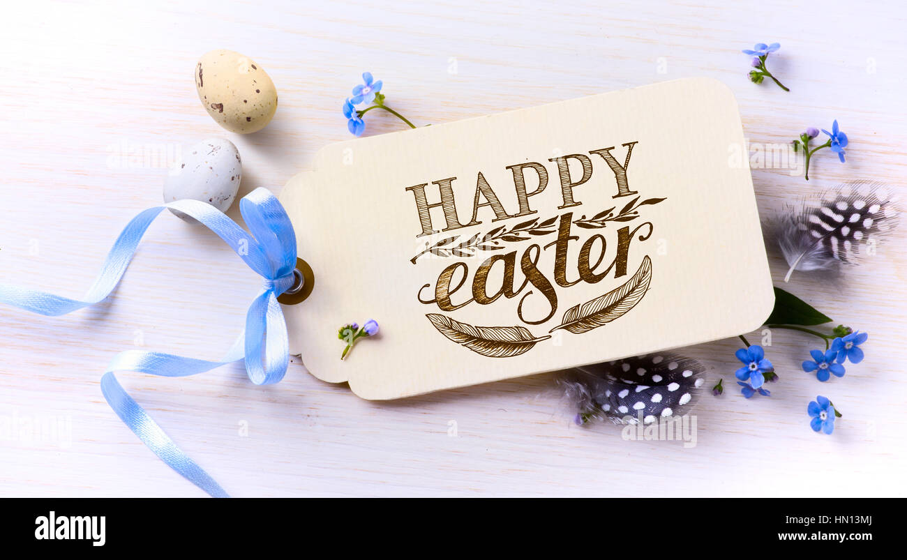 Carte de Pâques, oeufs de Pâques et du printemps flovers sur fond de bois Banque D'Images