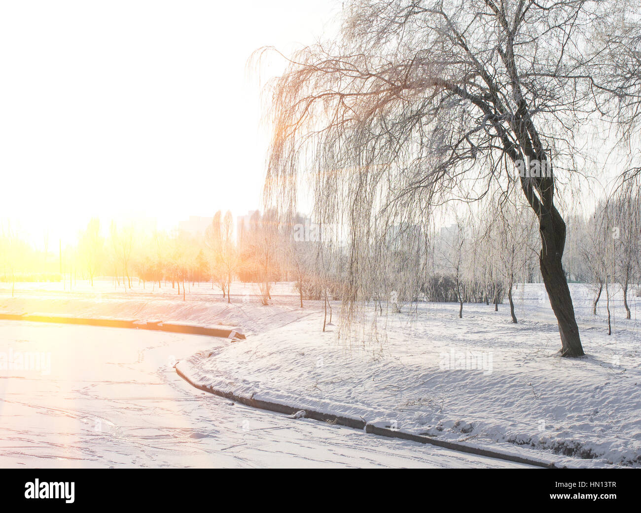 Hiver neige coucher de soleil dans la ville, l'arrière-plan Banque D'Images