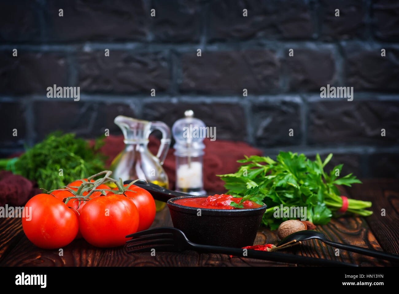 La sauce tomate et la tomate fraîche sur une table Banque D'Images