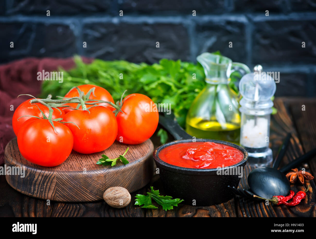 La sauce tomate et la tomate fraîche sur une table Banque D'Images