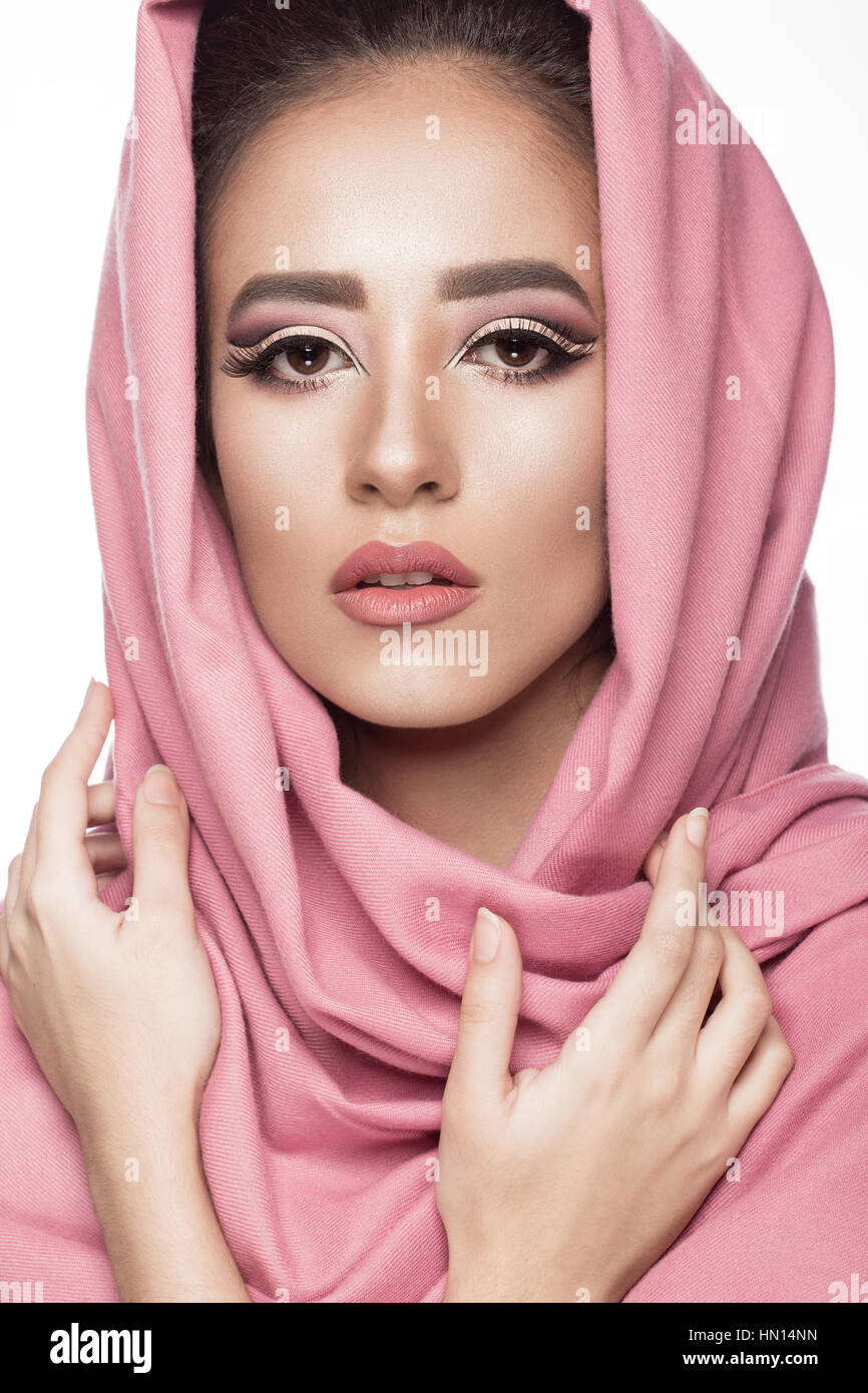 Belle fille de l'écharpe arabe oriental avec le maquillage. Beauté Visage. Banque D'Images