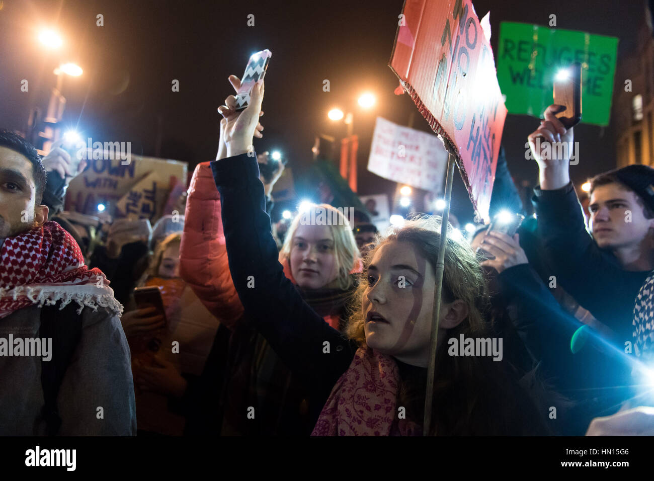 Cardiff protester contre l'interdiction de l'Atout "musulman" - mettre en lumière les manifestants depuis leur téléphone mobile en solidarité avec les réfugiés. Banque D'Images