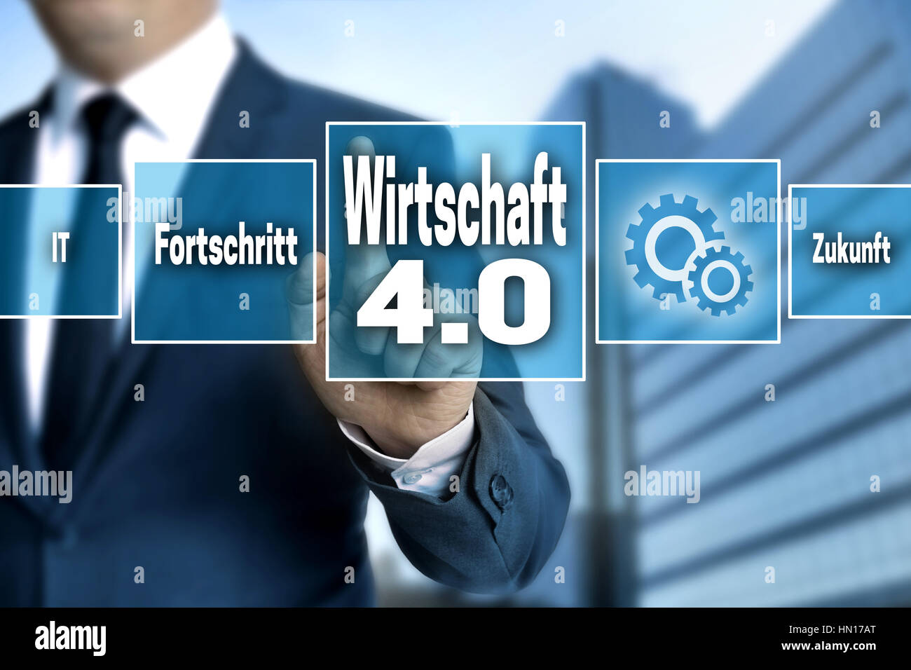 Wirtschaft 4.0 (en allemand de l'économie) l'écran tactile est exploité par un homme d'affaires. Banque D'Images