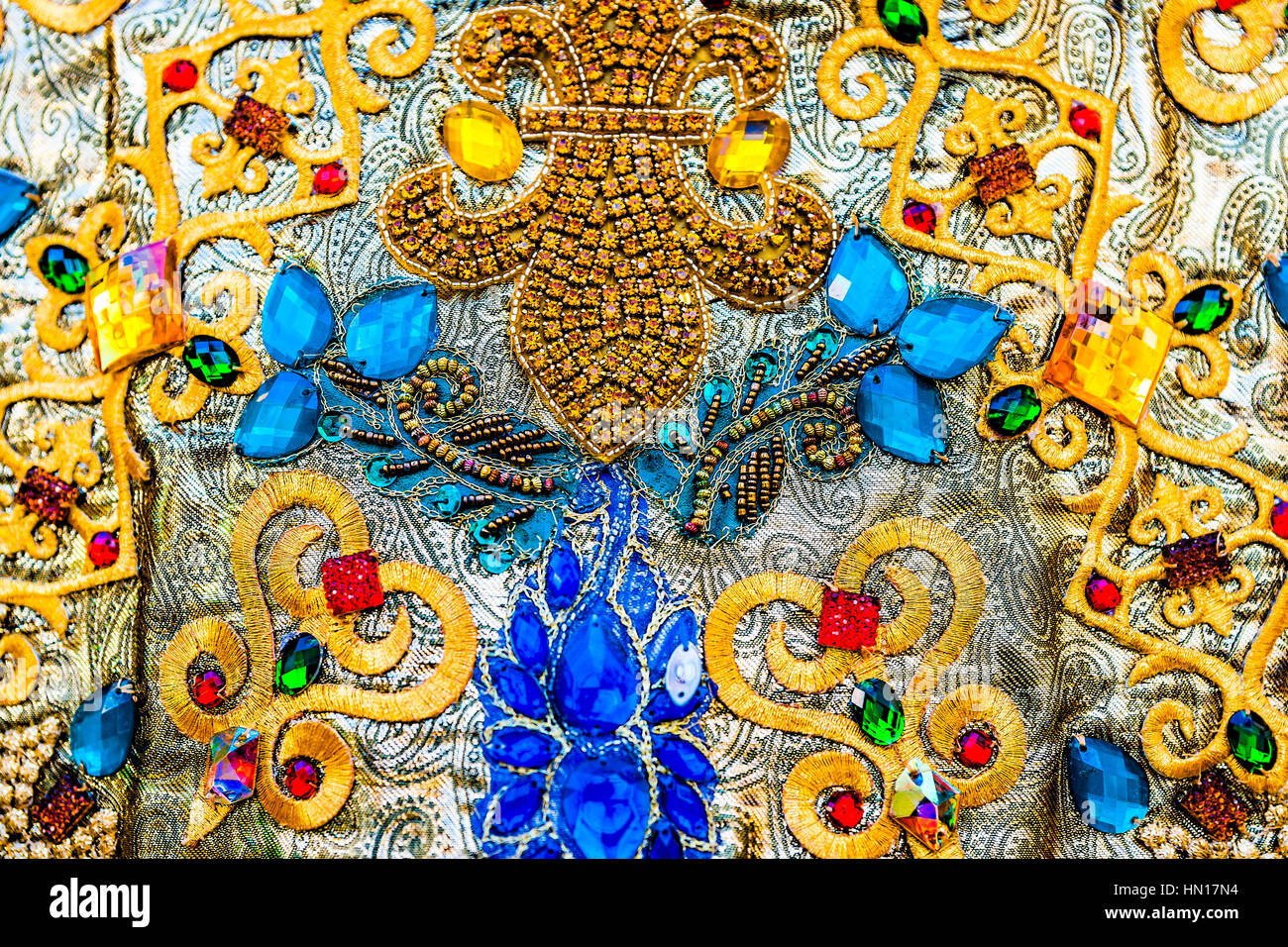 Imitation de le tsar de Russie très robe ornée de pierres précieuses, de bijoux et d'or. Reconstruction de vêtements historiques. Banque D'Images
