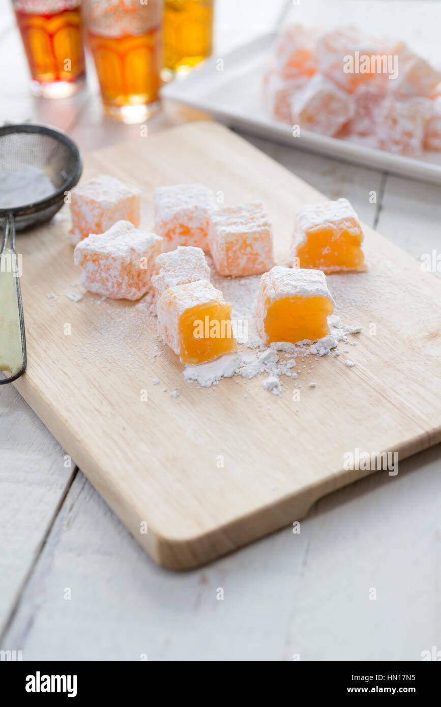 Orange et d'amande maison coupe Loukoum en carrés et dépoussiérage avec sucre glace. Banque D'Images