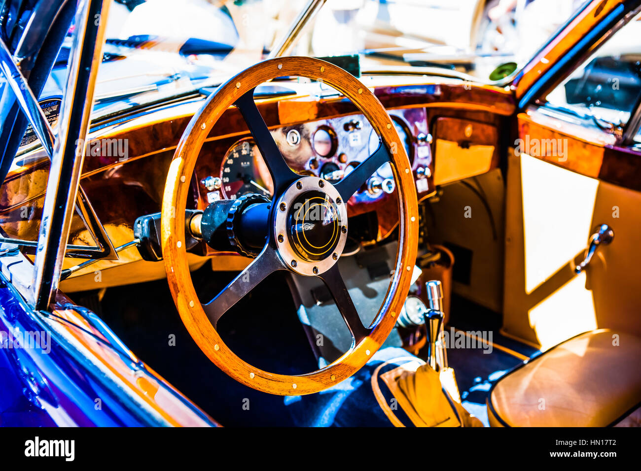 La couleur et la beauté des vieilles voitures. Volant en bois et d'un tableau de bord d'une vieille voiture de sport de luxe. Banque D'Images