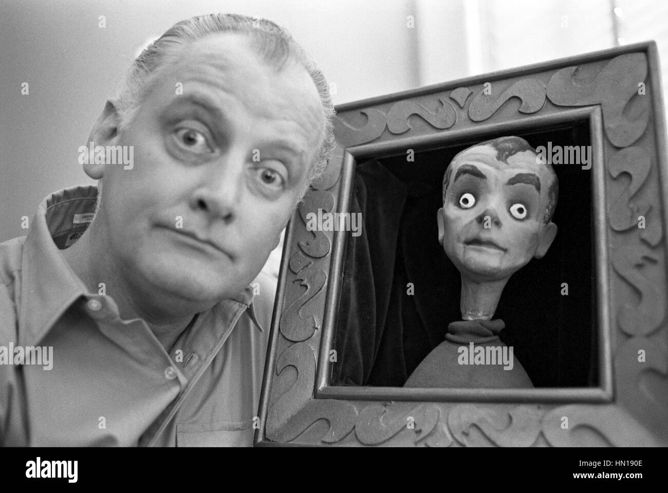 Art Carney avec une marionnette Bil Baird Banque D'Images