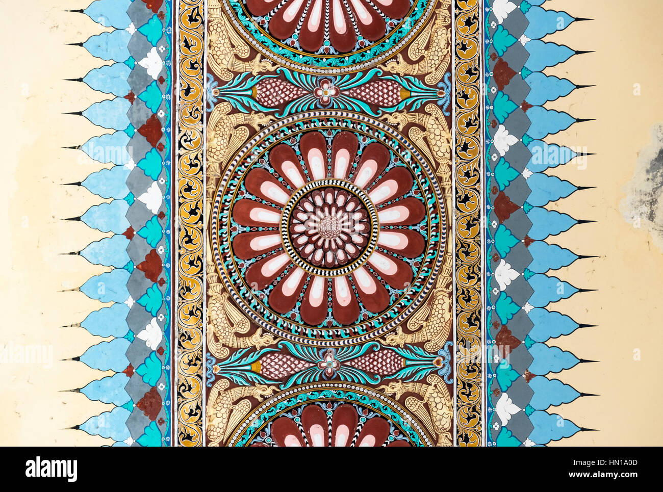 Plafond orné de peintures artistiques sur Thirumalai Nayakkar Mahal Palace, Madurai Banque D'Images