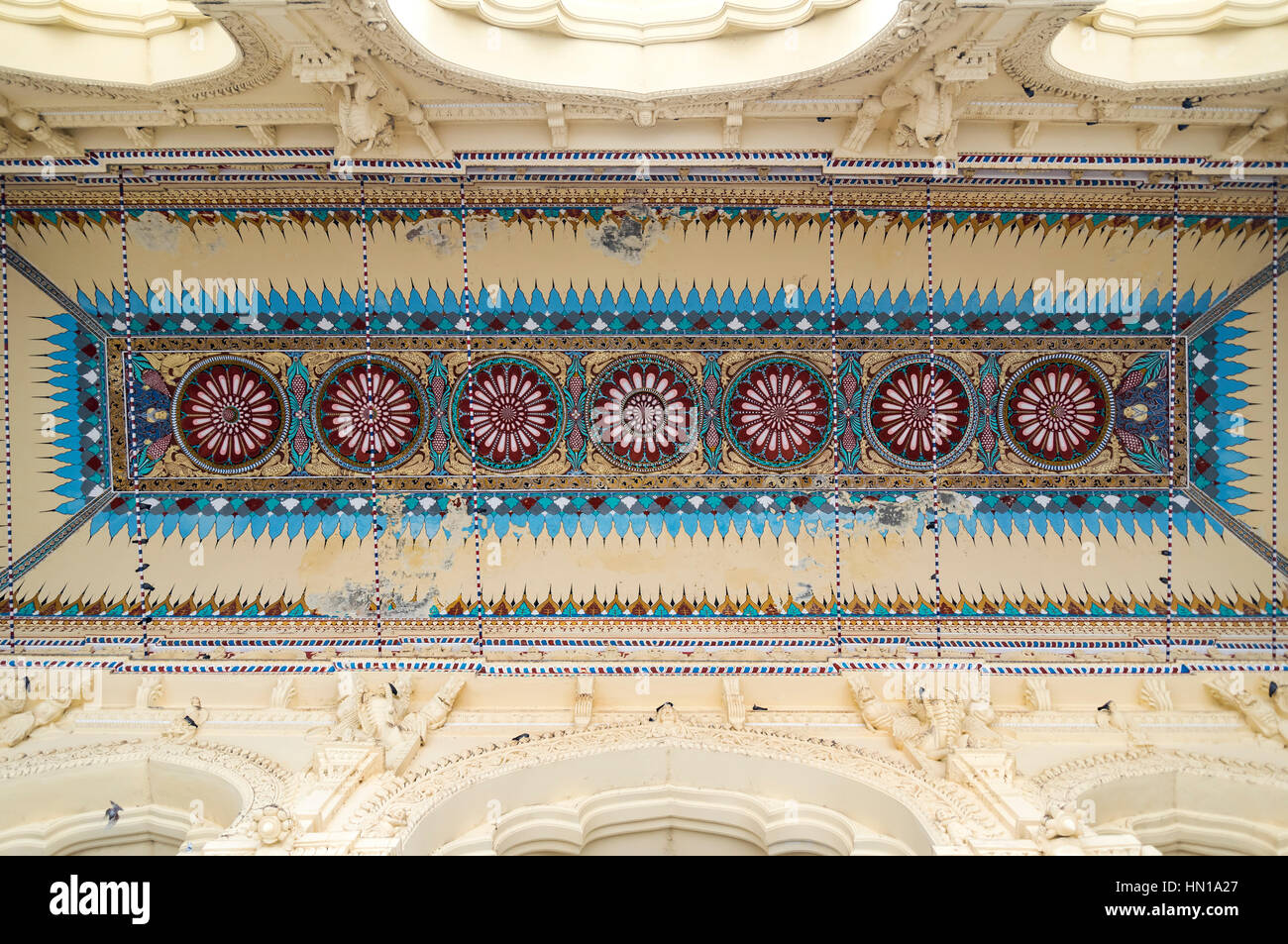 Plafond orné de peintures artistiques sur Thirumalai Nayakkar Mahal Palace, Madurai Banque D'Images