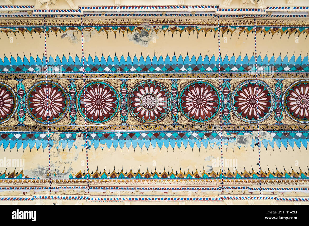 Plafond orné de peintures artistiques sur Thirumalai Nayakkar Mahal Palace, Madurai Banque D'Images