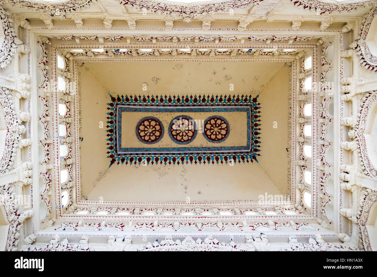 Plafond orné de peintures artistiques sur Thirumalai Nayakkar Mahal Palace, Madurai Banque D'Images