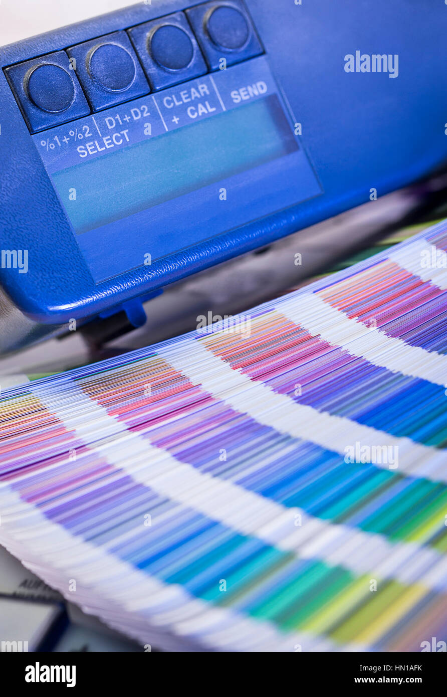La gestion des couleurs dans les processus d'impression avec loupe, densitomètre et nuanciers Banque D'Images