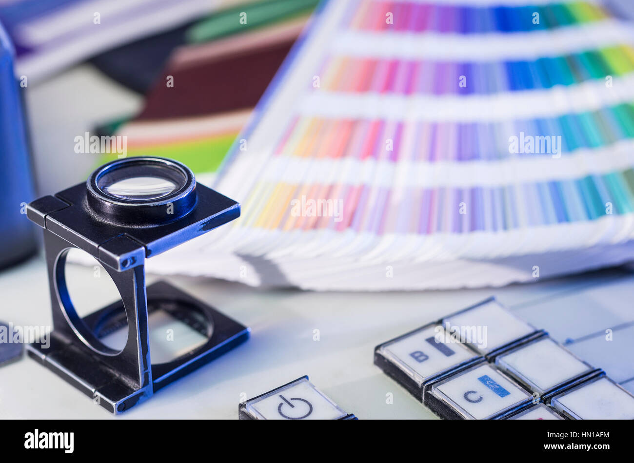 La gestion des couleurs dans les processus d'impression avec loupe et échantillons de couleur Banque D'Images
