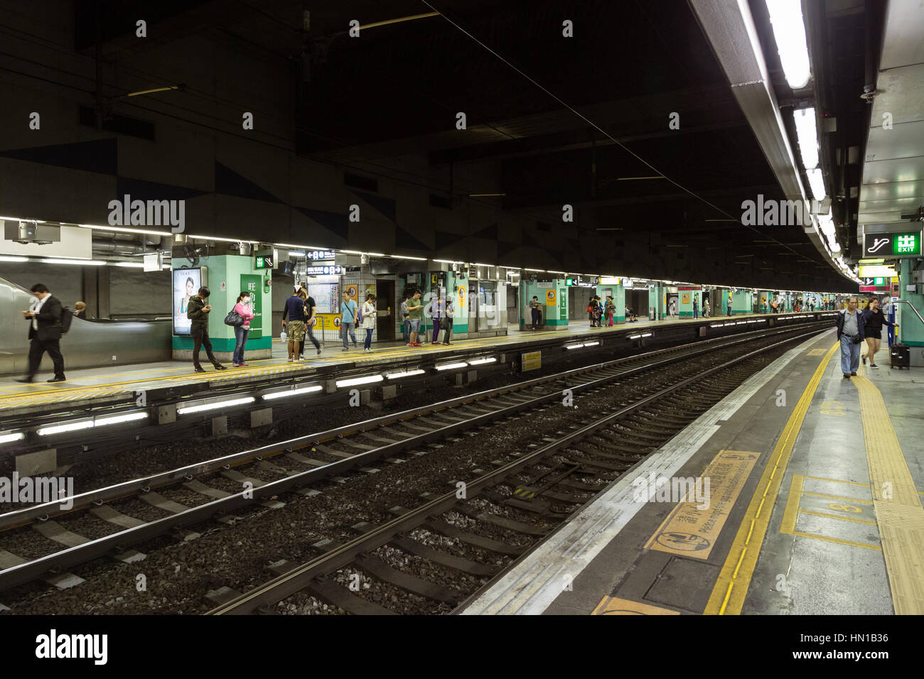 Les personnes en attente d'un train à la gare de l'Est Mong Kok à Hong Kong, Chine. Banque D'Images