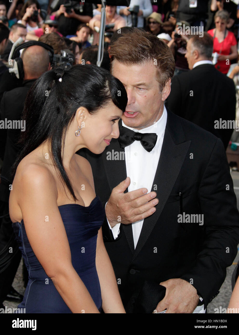 Alec Baldwin et Hilaria Thomas arriver à la premiere pour le film, 'Mud' au 65e Festival de Cannes à Cannes, France le 26 mai 2012. Photo par Francis Specker Banque D'Images