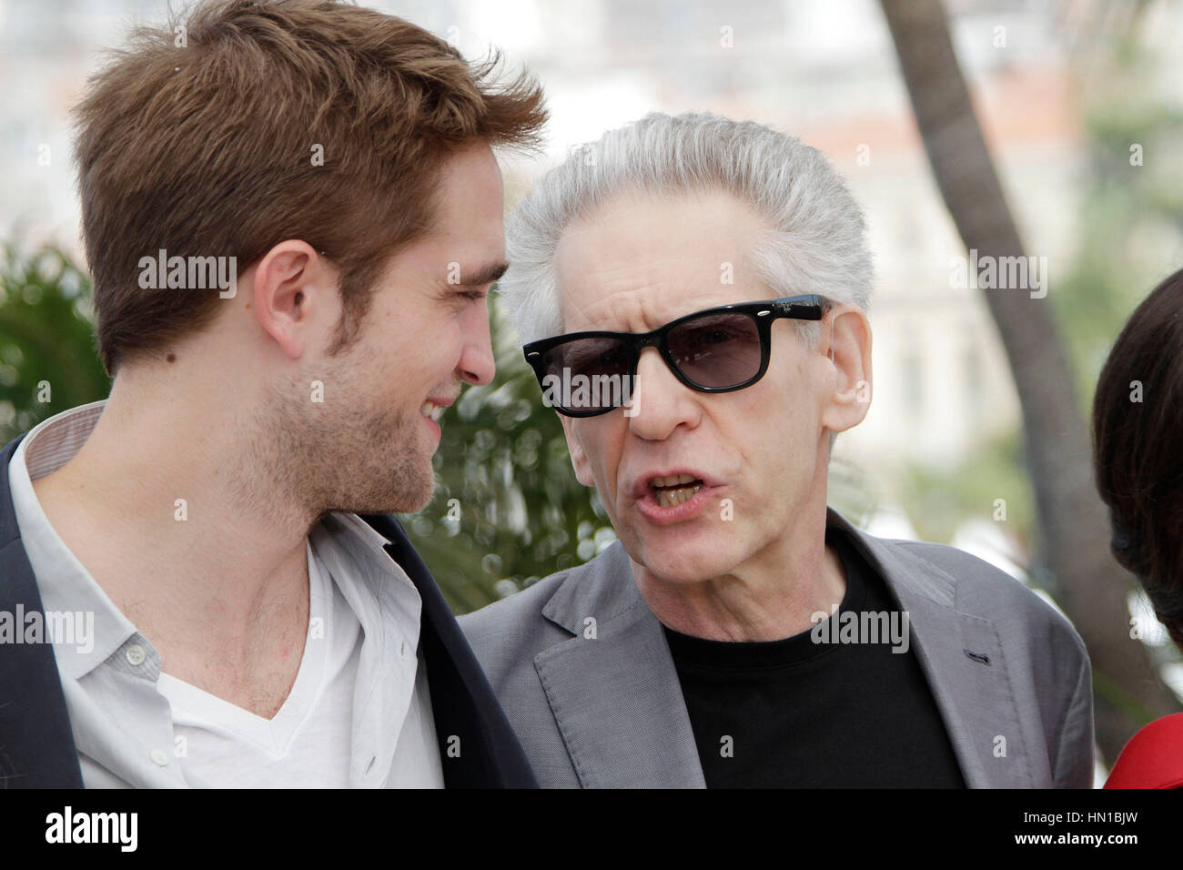 Robert Pattinson, à gauche, et le réalisateur David Cronenberg pose à la photo pour le film, "Cosmopolis" au 65e Festival de Cannes à Cannes, France le 25 mai 2012. Photo par Francis Specker Banque D'Images