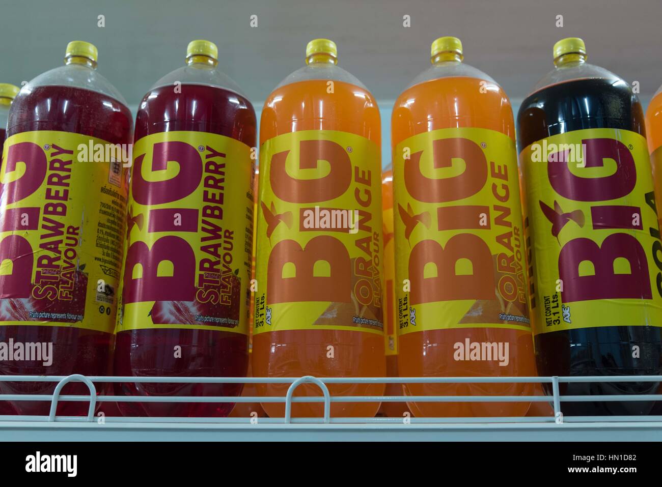 BiG BIG orange, fraise et BIG COLA boissons gazeuses en vente dans un supermarché de Kampot, Cambodge Banque D'Images