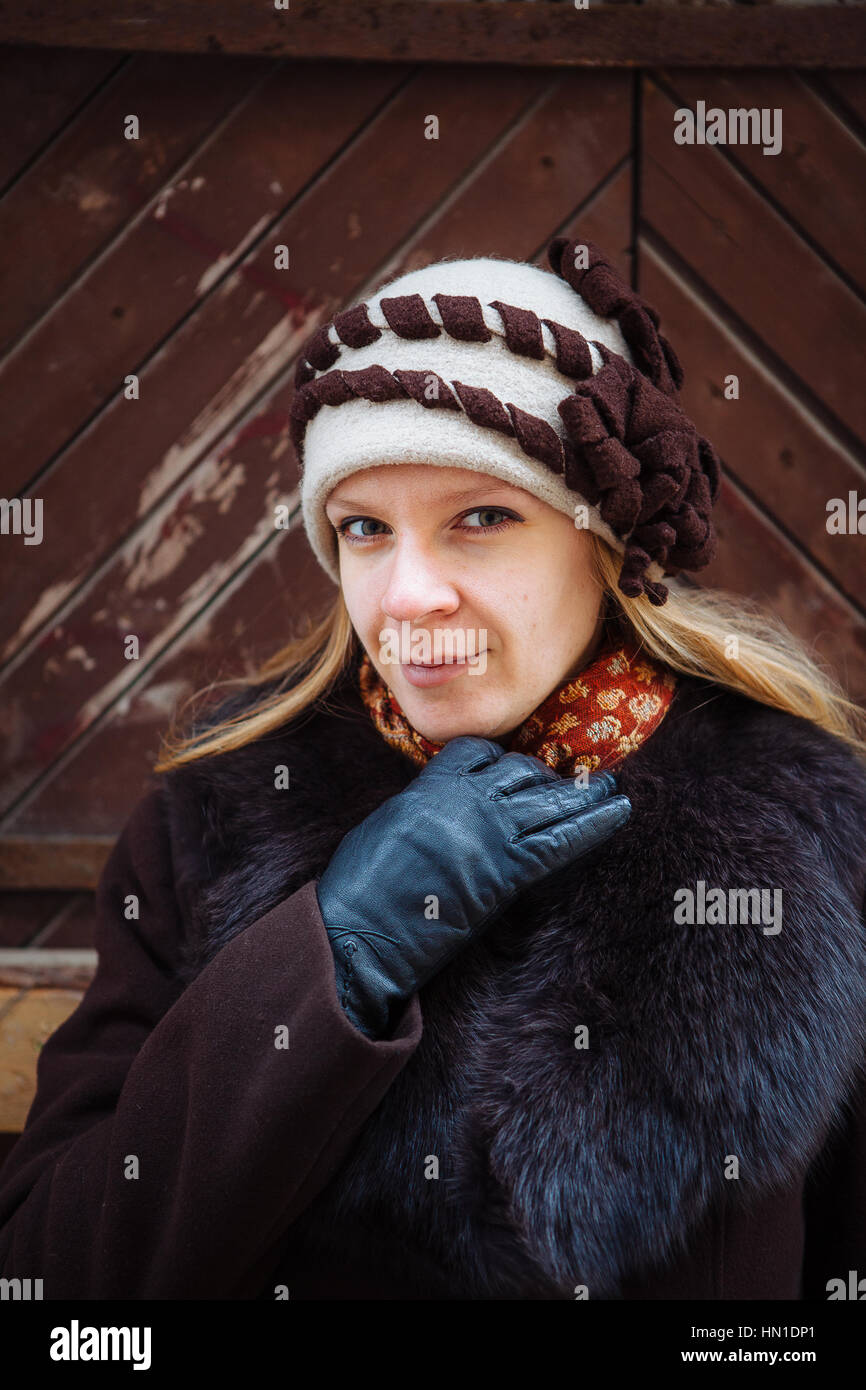 Jeune femme avec chapeau, portrait d'hiver manteau marron et noir gants en  cuir, extérieur Photo Stock - Alamy