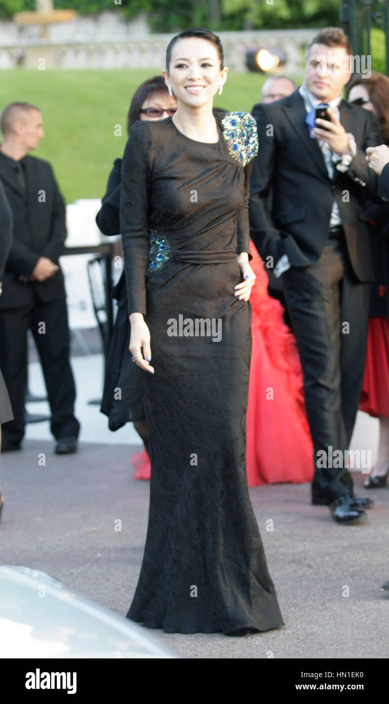 Zhang Ziyi arrive à l'amFAR gala à l'hôtel du Cap à Antibes, France le 19 mai 2011. Photo par Francis Specker Banque D'Images