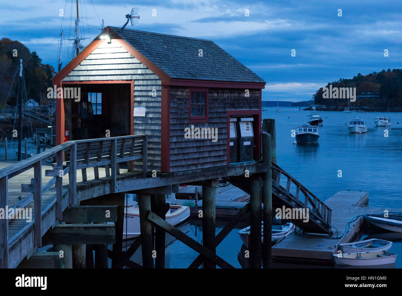 Le Shack à l'entrée du quai à Rockport Marine, Maine, après le coucher du soleil Banque D'Images