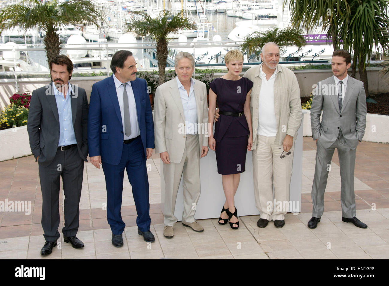 De gauche, Josh Brolin, Oliver Stone, Michael Douglas, Carey Mulligan, Frank Langella, et Shia LaBeouf au photocall pour le film "Wall Street : l'argent ne dort jamais", à la 63e Festival du Film de Cannes (France) le 14 mai 2010. Photo par Francis Specker Banque D'Images