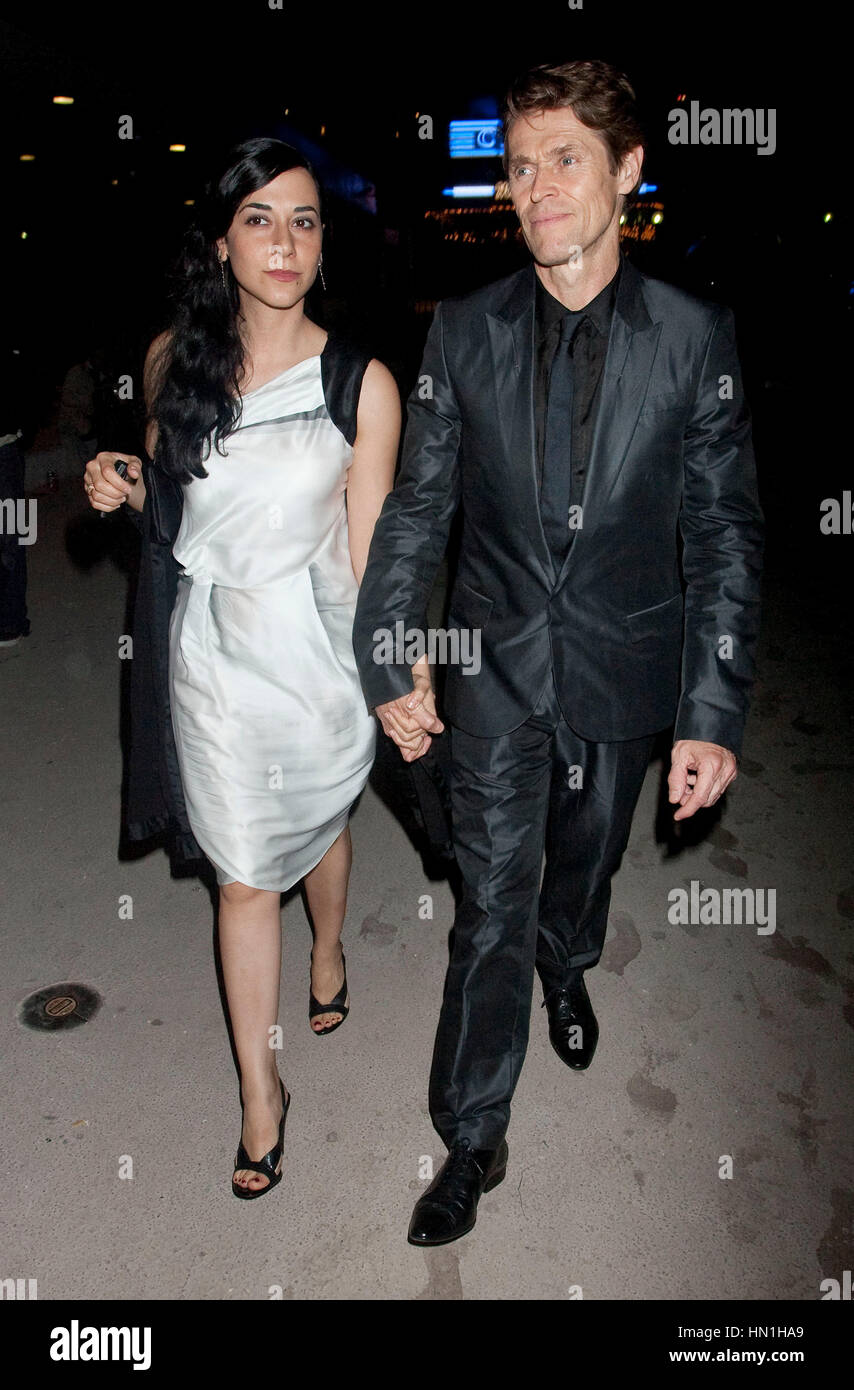 Willem Dafoe et Giada Colagrande quitter le Paul Allen location party au Festival du Film de Cannes (France) le 18 mai 2009. Photo par Francis Specker Banque D'Images