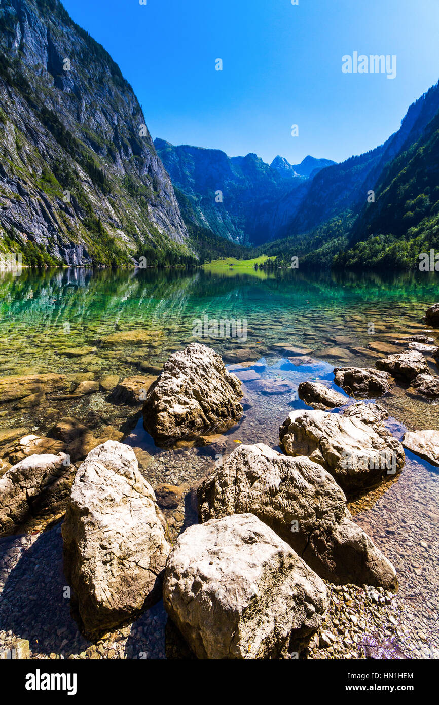 Vue fantastique sur le lac Obersee turquoise sous la lumière du soleil. Dramatique et pittoresque. Banque D'Images