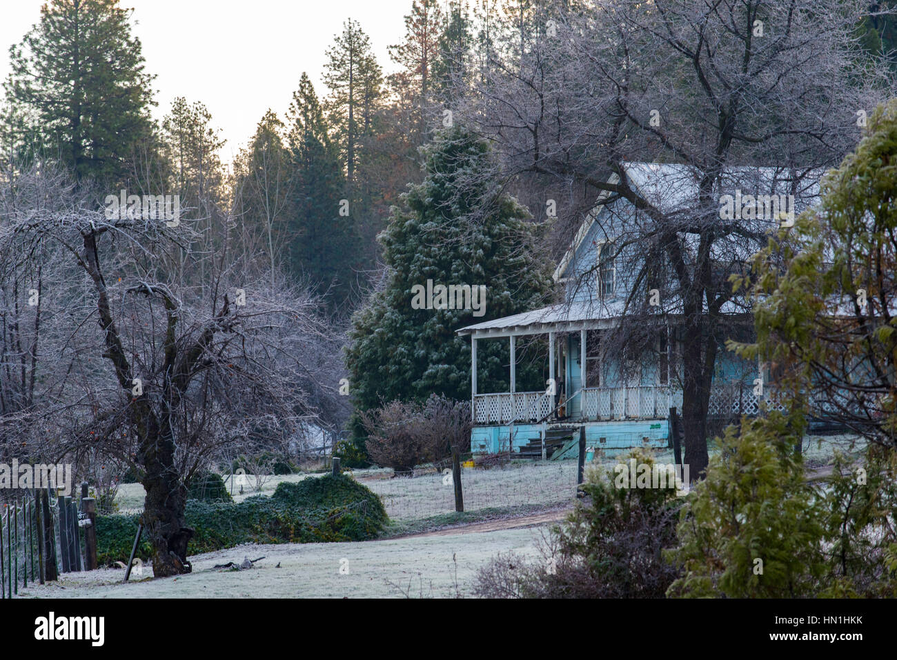 Une maison enneigée dans la campagne de Groveland, dans le comté de Tuolumne, en Californie, aux États-Unis Banque D'Images