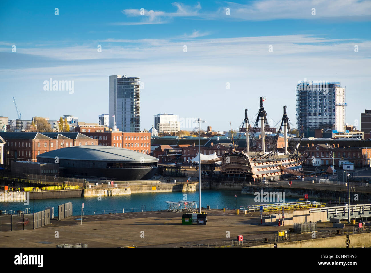 Portsmouth Historic Dockyard avec HMS Victory et le nouveau musée Mary Rose Banque D'Images