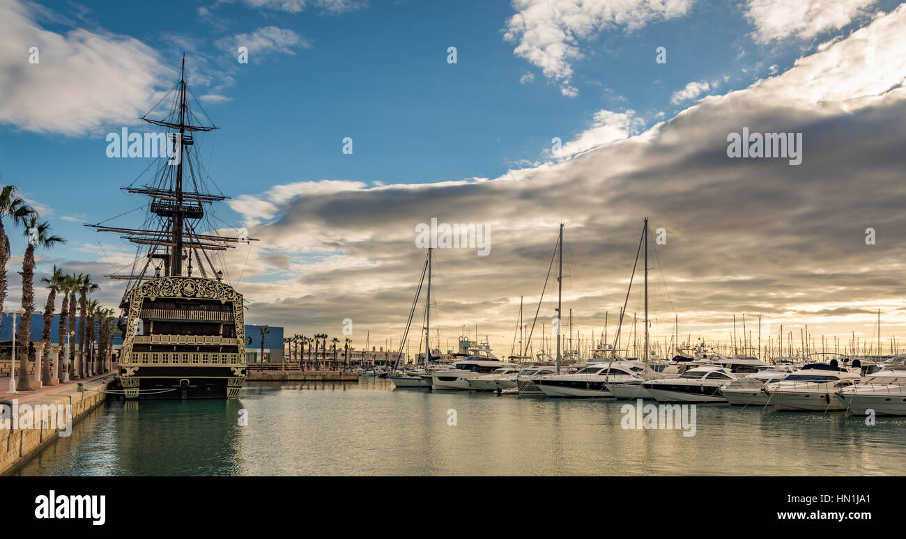 Alicante est une ville portuaire sur le sud-est de l'Espagne Costa Blanca, et la capitale de la province d'Alicante Banque D'Images