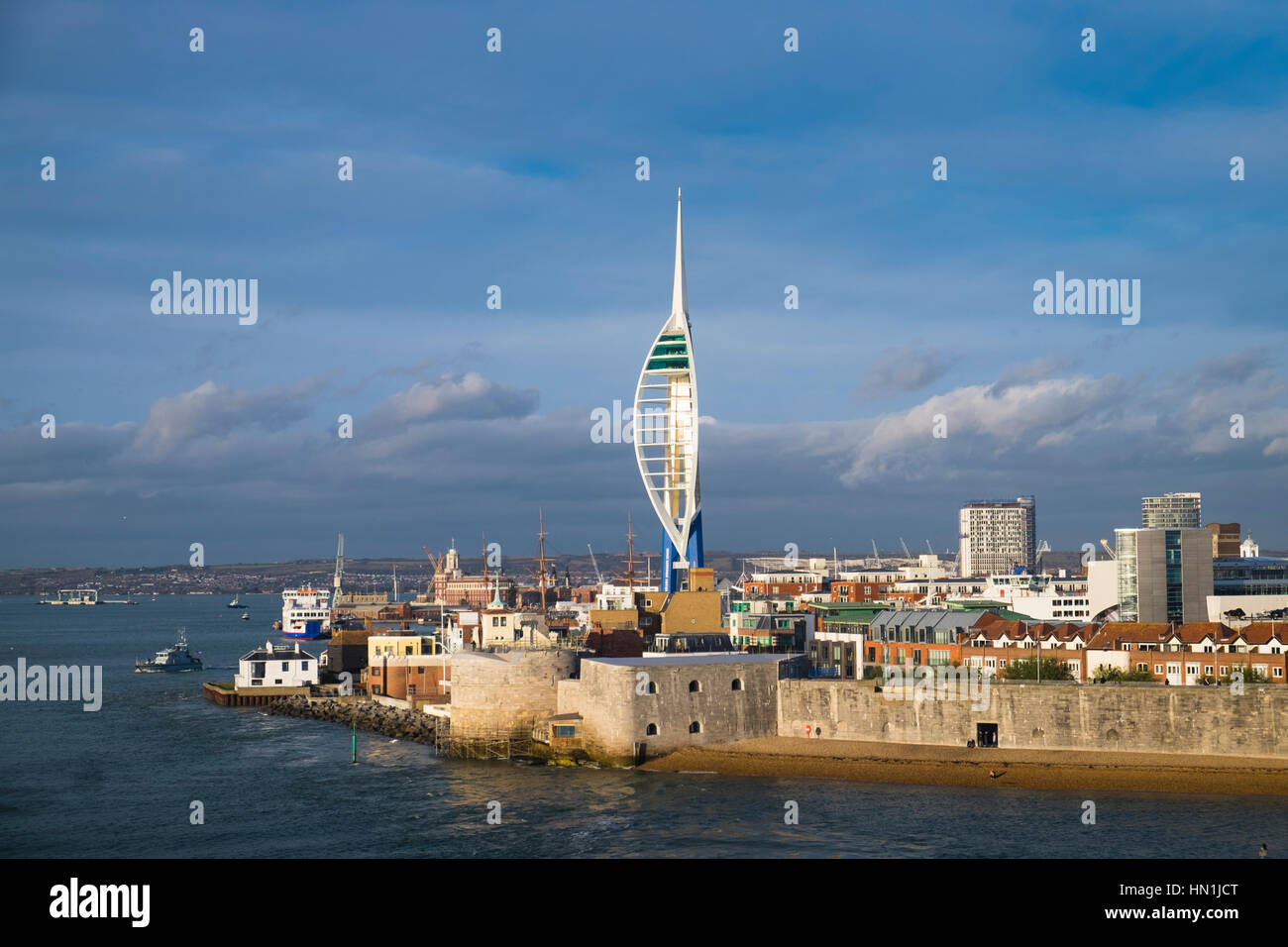 Vieux Portsmouth la tour ronde et la tour Spinnaker à l'entrée du port de Portsmouth Banque D'Images