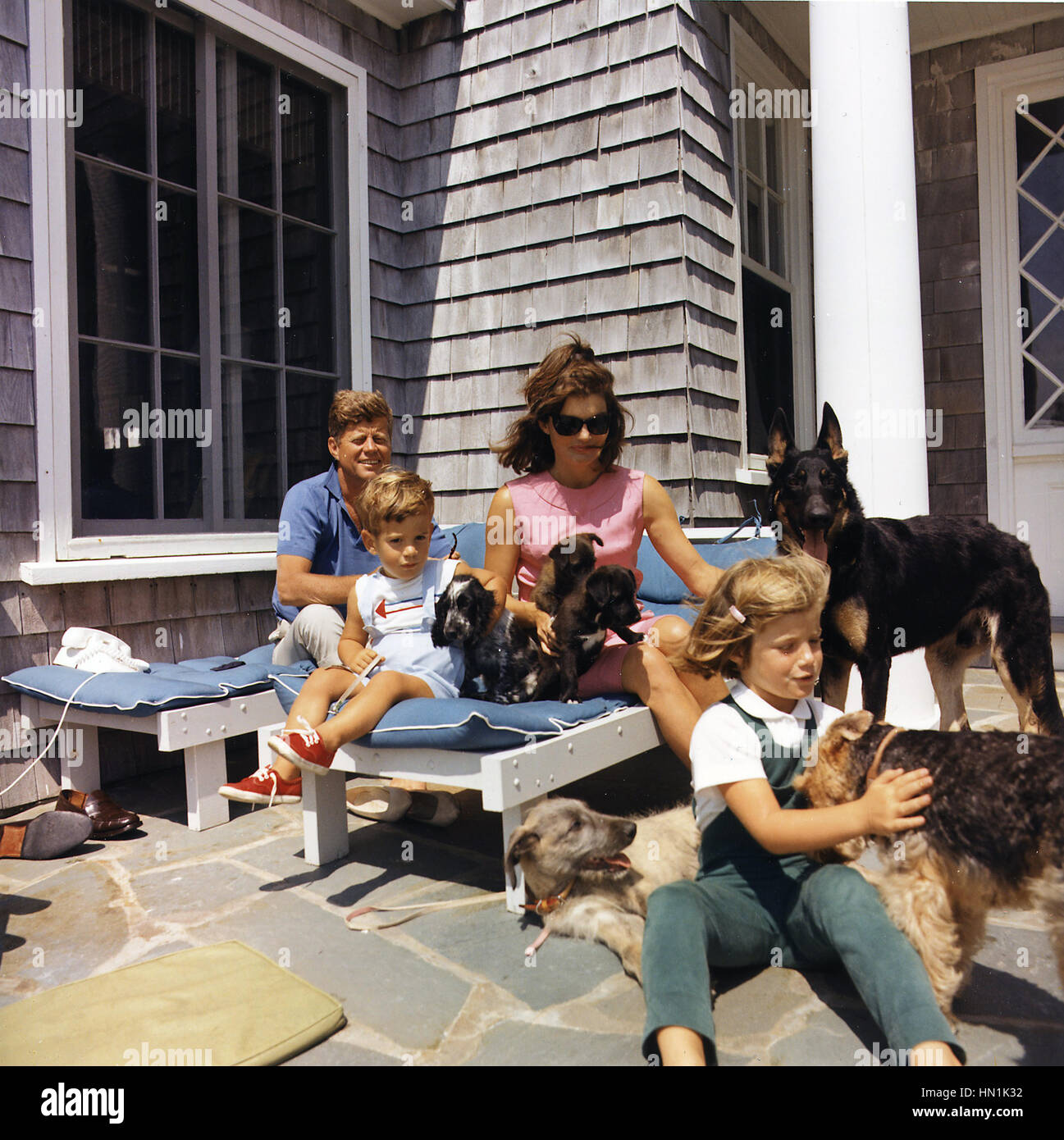 JOHN F. Kennedy avec son épouse Jacqueline et sa famille à Hyannisport le 14 août 1963. Banque D'Images