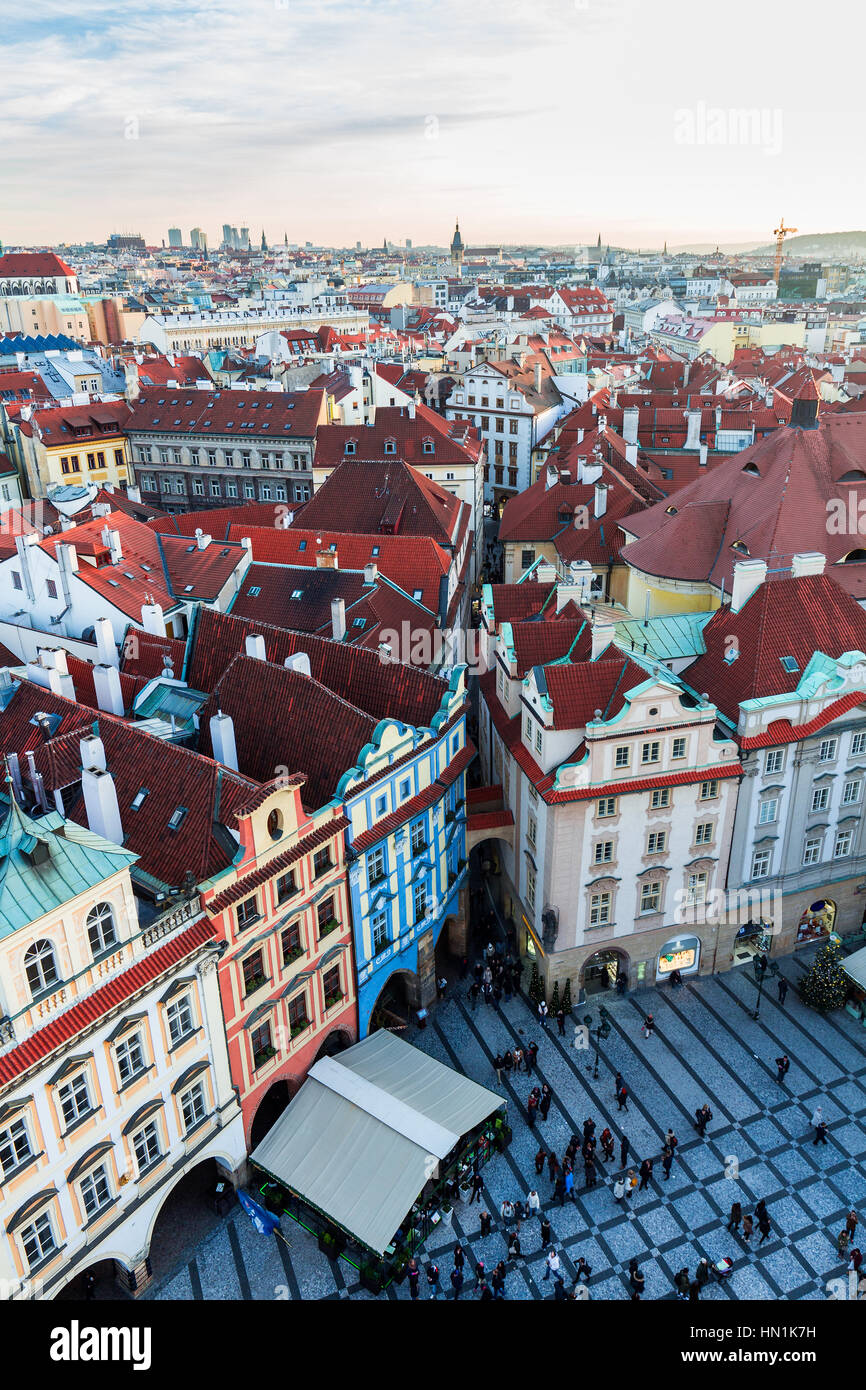 Maisons aux toits rouges traditionnel Place de la vieille ville de Prague en République Tchèque Banque D'Images