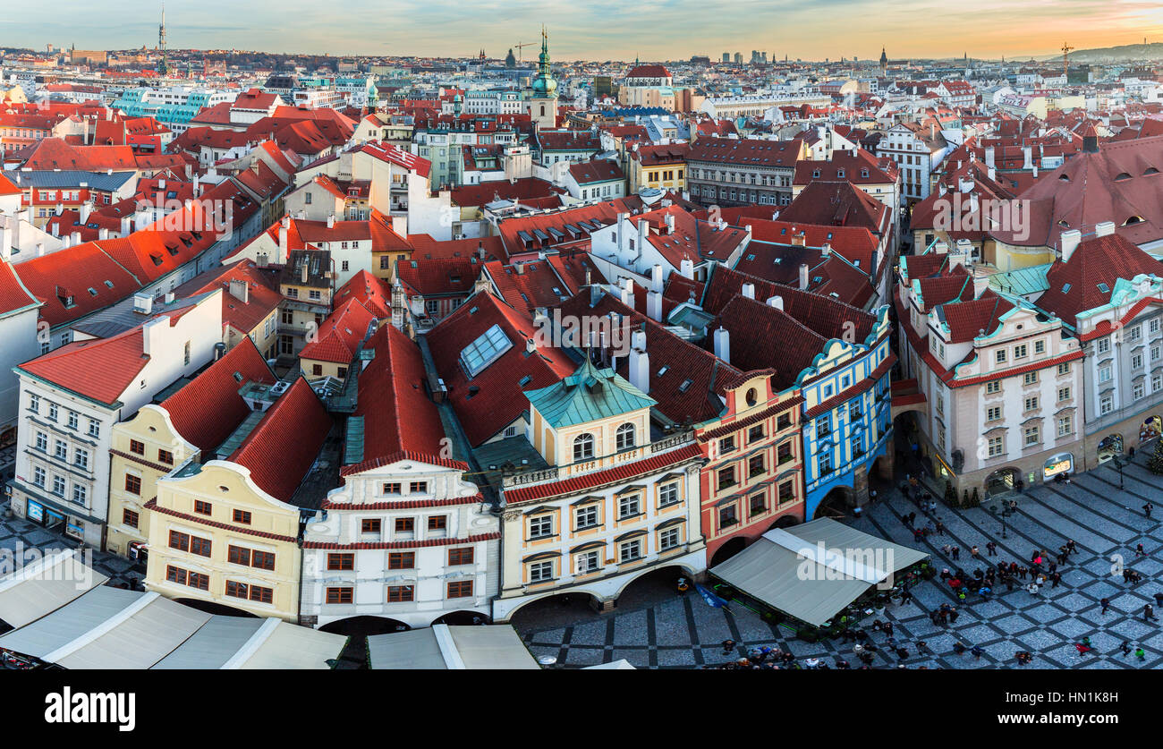 Vue de dessus de toits rouges des toits de la ville de Prague République Tchèque Banque D'Images