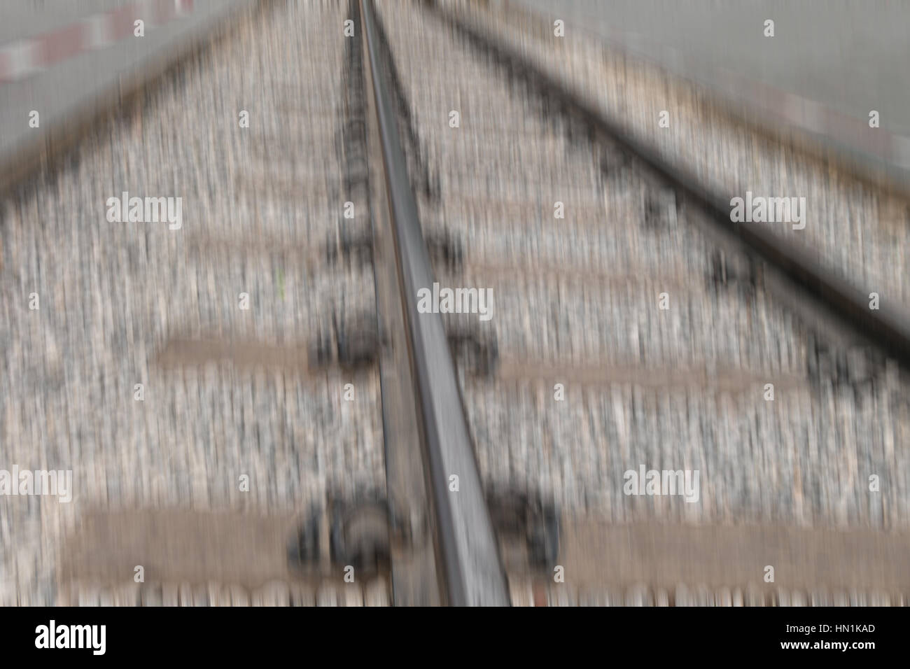 Cose up : vieux pont ferroviaire sur la rivière Kwai, Kanchanaburi, Thaïlande <motion blur > Banque D'Images