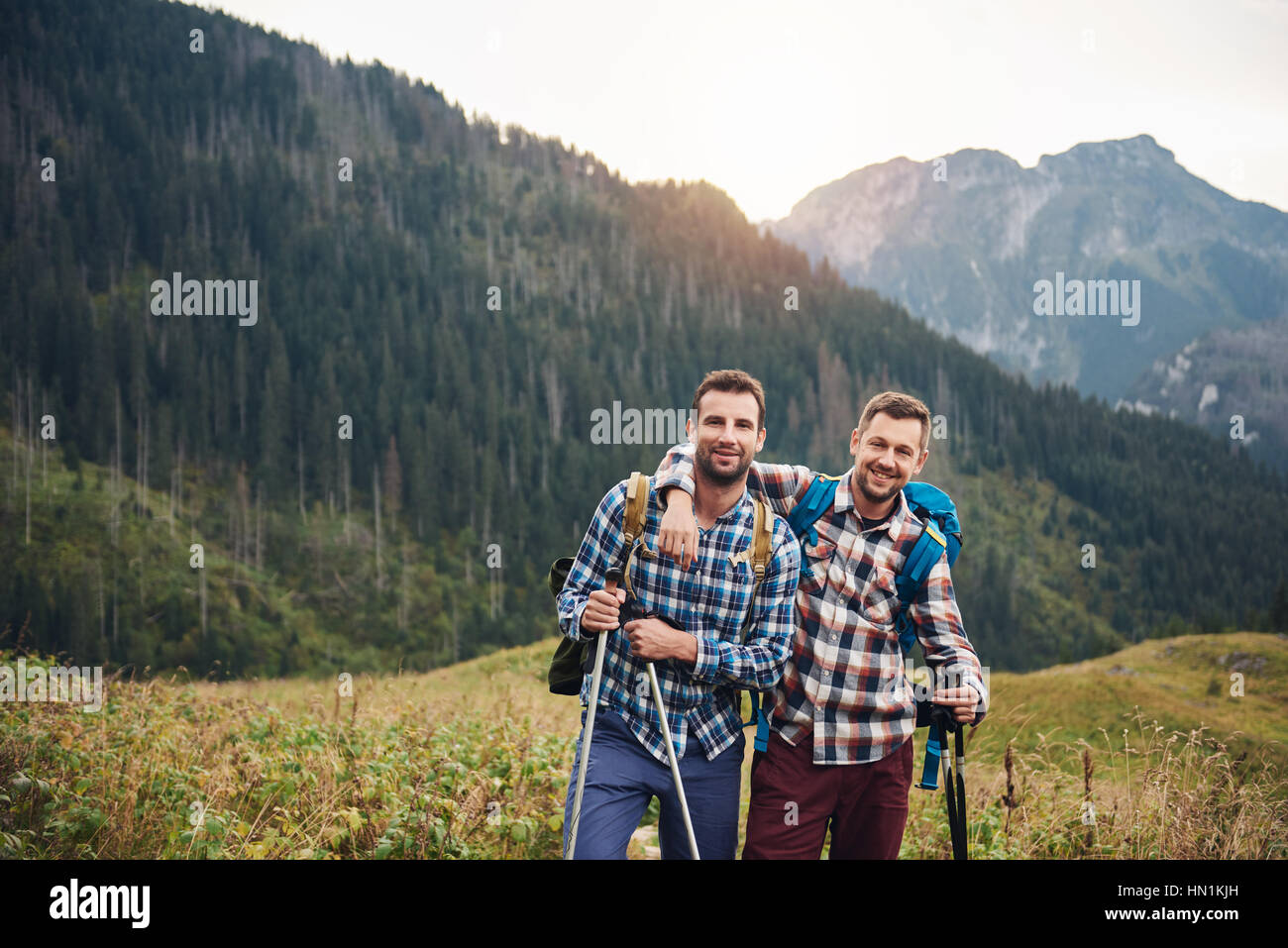 Deux amis trekking ensemble dans les montagnes Banque D'Images