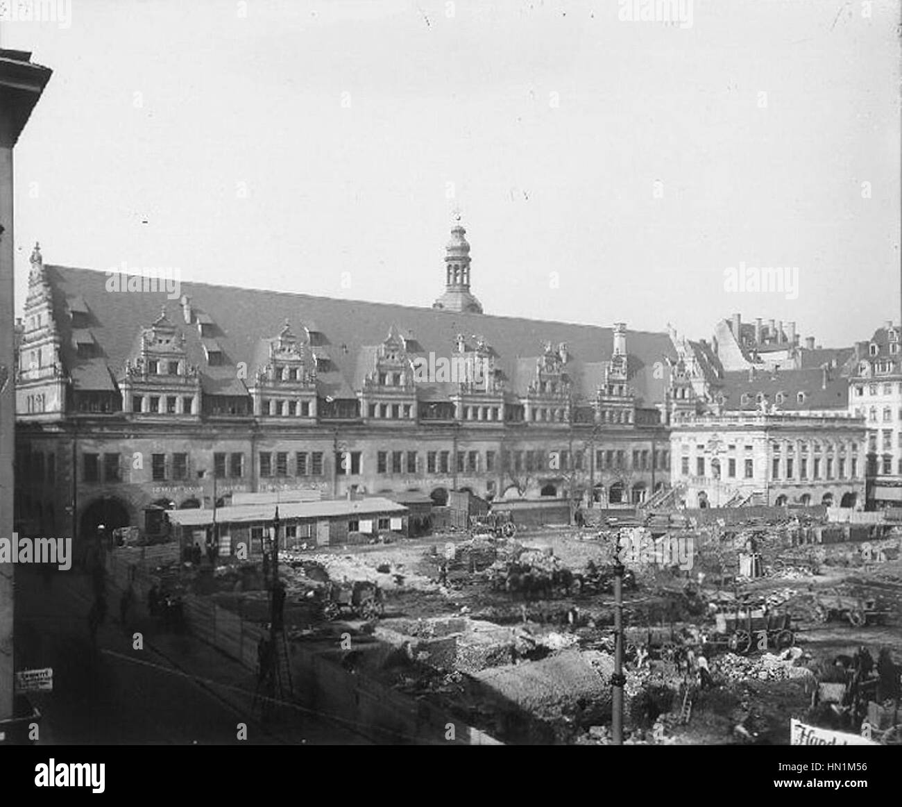 'Naschmarkt Leipzig Baustelle Handelshof 1908' représente le chantier du Handelshof à Leipzig. L'image capture le développement industriel du début du XXe siècle, montrant le processus de construction et la transformation urbaine dans la ville. Banque D'Images