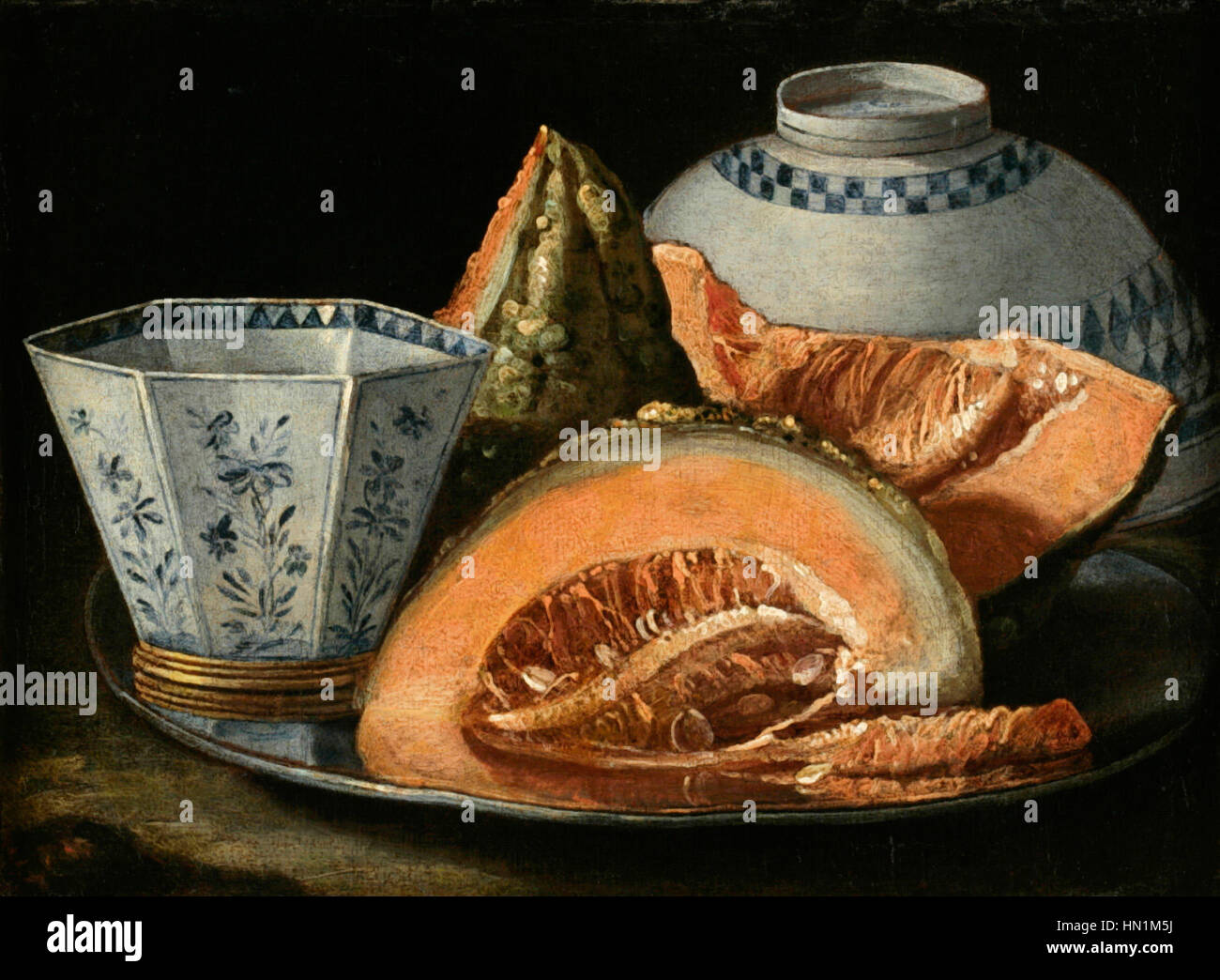 La nature morte de Cristoforo Munari représente un melon, une tasse octogonale bleue et blanche et un chargeur en argent. L'arrangement met l'accent sur l'équilibre de la forme et de la couleur, avec une attention particulière à la texture et aux surfaces réfléchissantes. L’utilisation de la lumière et de l’ombre met en évidence la représentation naturaliste des objets du quotidien. Banque D'Images