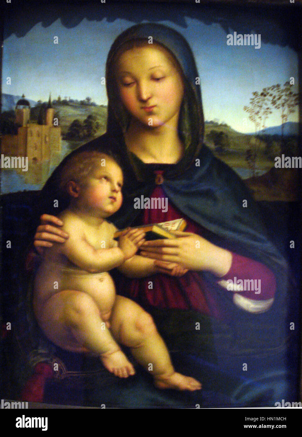'Madone et enfant avec livre' est une peinture réalisée vers 1502-03 par l'artiste italien Raphael de la Renaissance, représentant la Madone et l'enfant dans une composition sereine et équilibrée. Les figures sont organisées géométriquement, avec un groupement pyramidal et des formes idéalisées. La Vierge tient un livre avec une inscription introduisant la neuvième heure des offices canoniques, ajoutant un élément méditatif à la scène. Banque D'Images