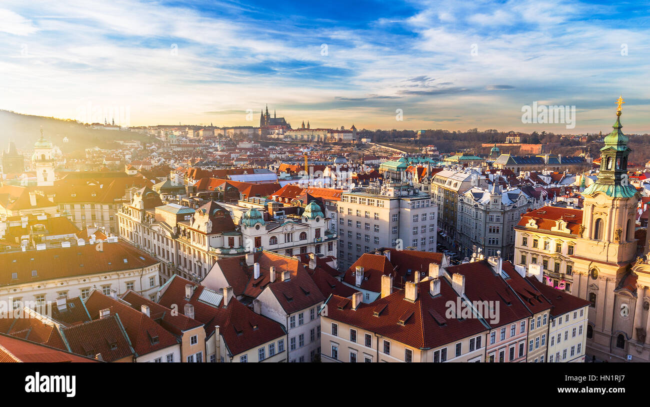 Vue de dessus de toits rouges des toits de la ville de Prague République Tchèque Banque D'Images