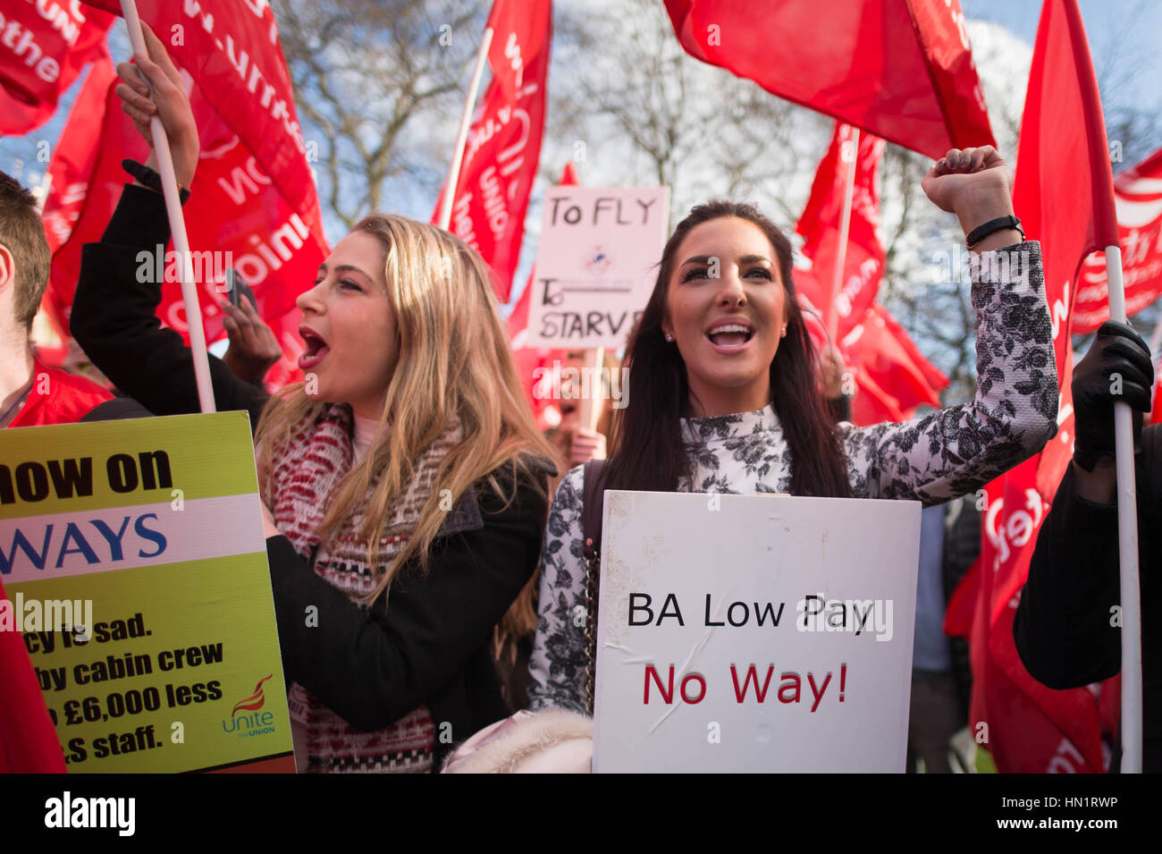 L'équipage de cabine de British Airways fait une démonstration à l'extérieur du Parlement de Londres dans le cadre de sa campagne contre la pauvreté. Banque D'Images