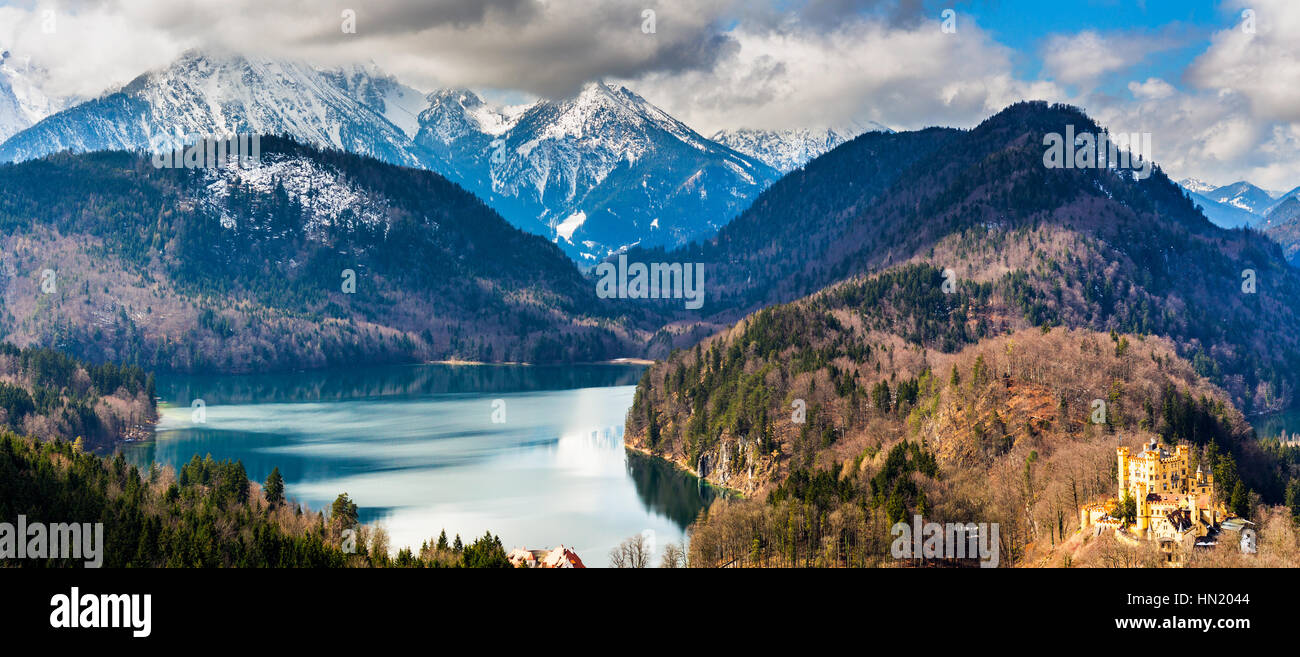 Vue panoramique du paysage hivernal idyllique panoramique dans les Alpes bavaroises au célèbre mountain lake Alpsee, Fussen, Allgau Banque D'Images