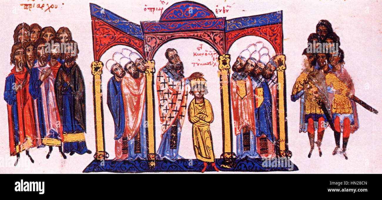 Le manuscrit de Madrid Skylitzes, Folio 114v, représente le couronnement de l'empereur Konstantinos VII de l'Empire byzantin. Ce manuscrit enluminé du XIe siècle offre un aperçu des rituels impériaux byzantins, avec des illustrations complexes capturant les formalités et la signification religieuse du couronnement. Banque D'Images