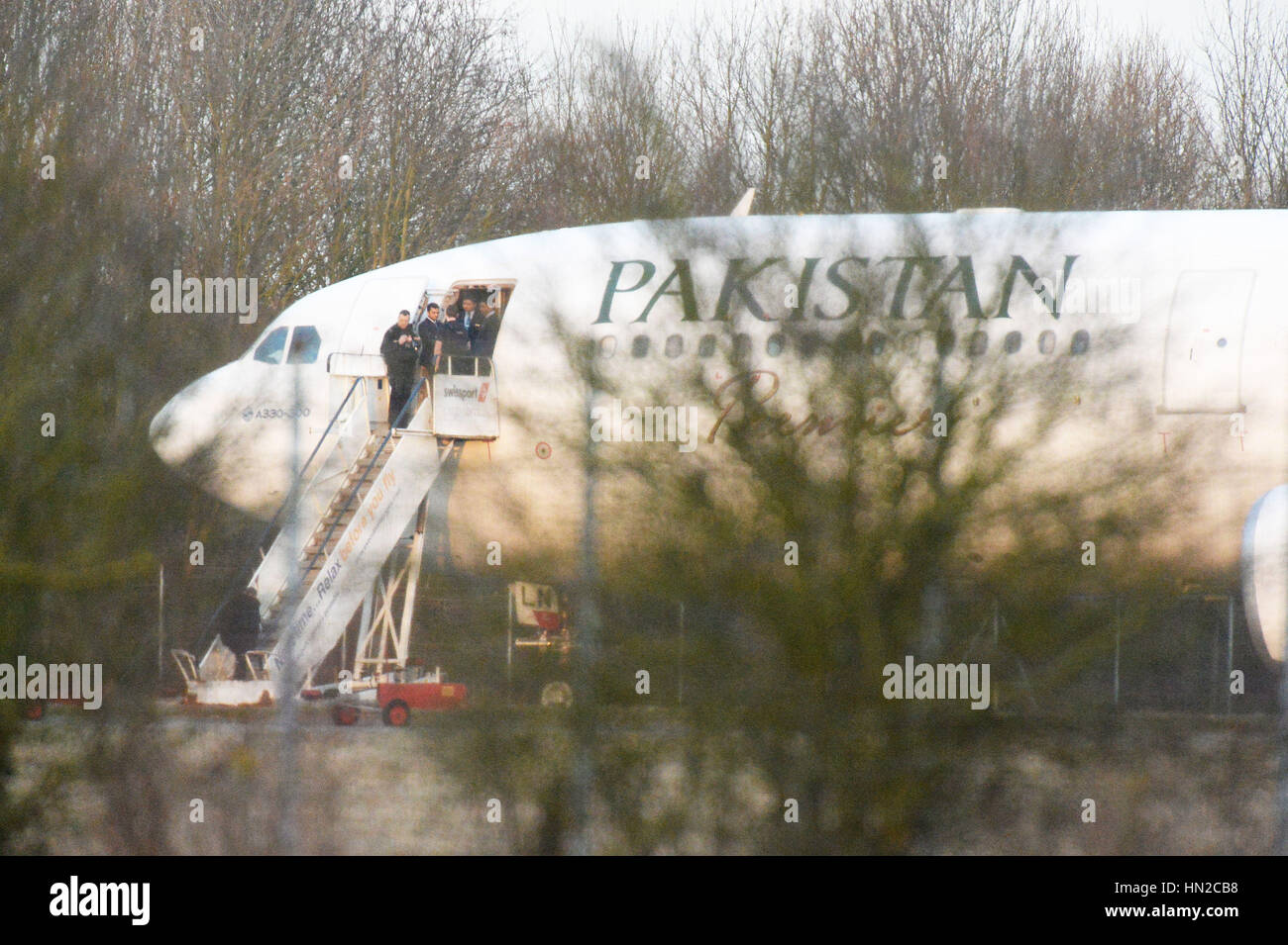 Un avion de la Pakistan International Airlines à l'aéroport de Stansted après avoir été intercepté par la RAF après des rapports faisant état d'un passager perturbateur à bord. Banque D'Images