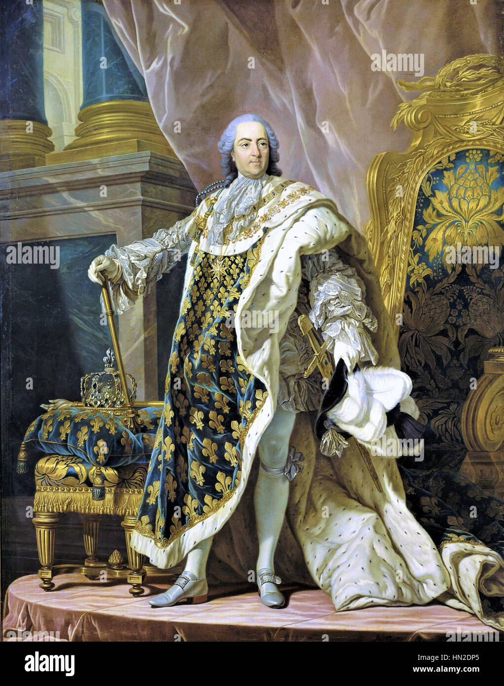 Louis XV de Louis-Michel van Loo est un portrait royal du roi de France, Louis XV, peint au XVIIIe siècle. La peinture présente le roi dans une tenue royale, illustrant la grandeur et le style de la monarchie française pendant la période rococo. Banque D'Images